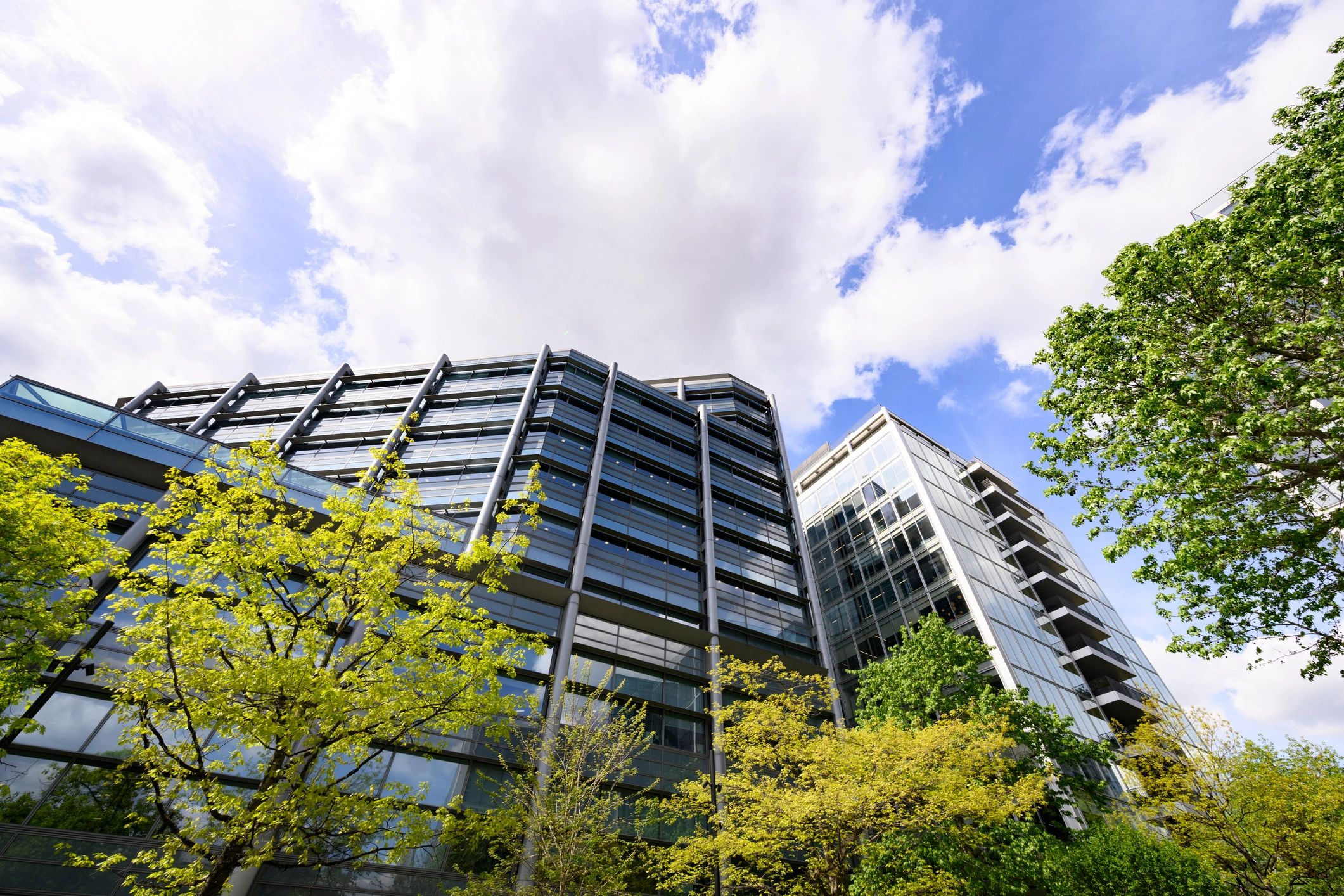 Moderne Gebäude in urbaner Umgebung als Symbol für betreute Immobilien in Rostock